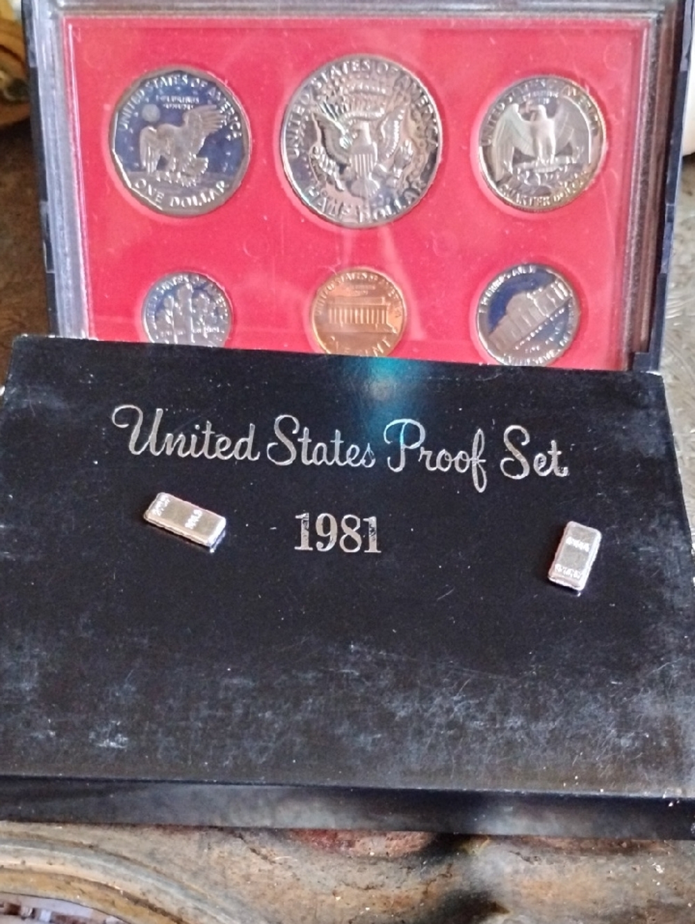 United States Proof Set 1981 - Black Presentation Case& Silver Mini Bar Pair